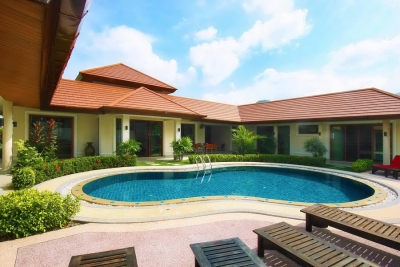 Luxury villas with 4 bedrooms and 2 pools on Bang Tao beach